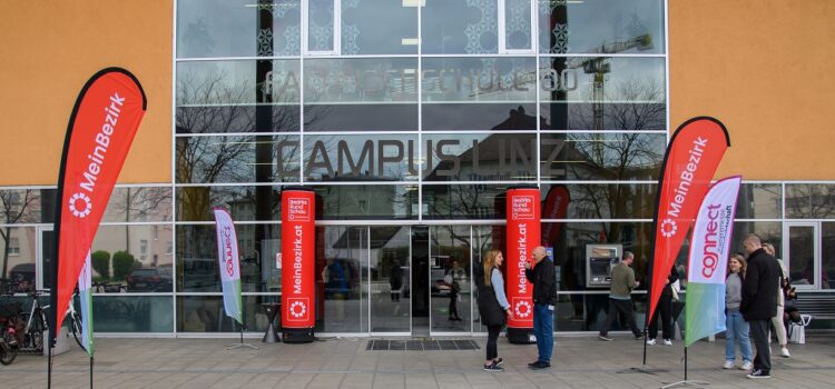 Menschen stehen vor den Eingangstür und reden miteinander