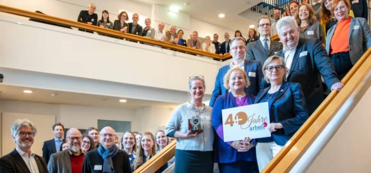 Gütesiegel Soziale Unternehmen 2025 Gruppenfoto im Gebäude