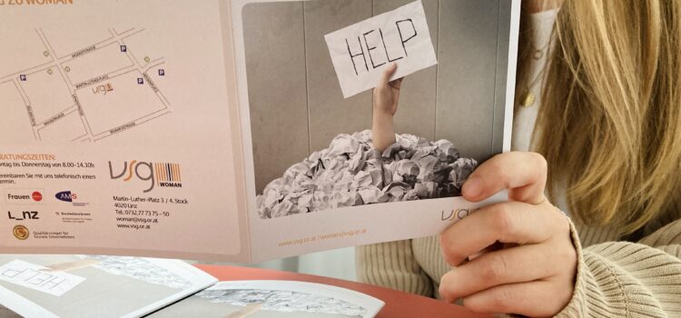 VSG WOMAN: Neue Zukunftswege für Frauen woman´s hand is holding a flyer.